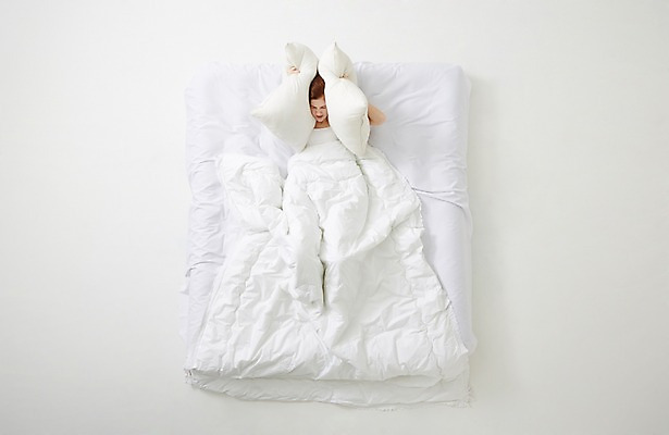 포토 JPG 스튜디오촬영 서양인 외국인 우먼라이프 라이프스타일 여자 베개 모션 휴식 스트레스 실내 한명 사람 상반신 20대 성인 앞모습 하이앵글 눕기 기상 침대 포근함 편안함 귀막기 청년만 청년여자만 청년여자한명만 성인여자한명만 국내포토 1 뷰포인트 가구 컨셉 침구 인종 손짓 청년 내부 생활 감각 여자만 여자한명만 성인여자만 성인만 파일형식