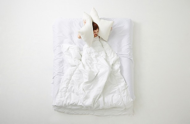 포토 JPG 스튜디오촬영 서양인 외국인 우먼라이프 라이프스타일 여자 베개 모션 휴식 스트레스 실내 한명 사람 상반신 20대 성인 앞모습 하이앵글 기상 침대 포근함 편안함 귀막기 청년만 청년여자만 청년여자한명만 성인여자한명만 국내포토 1 뷰포인트 가구 컨셉 침구 인종 손짓 청년 내부 생활 감각 여자만 여자한명만 성인여자만 성인만 파일형식