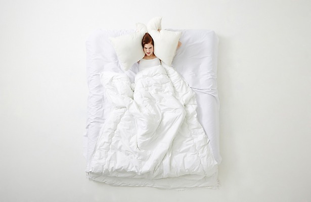 포토 JPG 스튜디오촬영 서양인 외국인 우먼라이프 라이프스타일 여자 베개 모션 휴식 스트레스 실내 한명 사람 상반신 20대 성인 앞모습 하이앵글 눕기 기상 침대 포근함 편안함 귀막기 청년만 청년여자만 청년여자한명만 성인여자한명만 국내포토 1 뷰포인트 가구 컨셉 침구 인종 손짓 청년 내부 생활 감각 여자만 여자한명만 성인여자만 성인만 파일형식