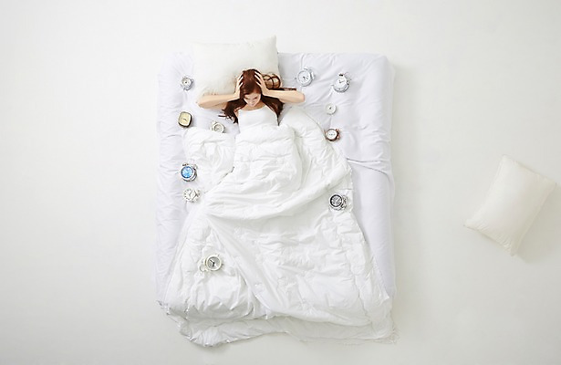 포토 JPG 스튜디오촬영 서양인 외국인 우먼라이프 라이프스타일 여자 베개 모션 휴식 스트레스 실내 한명 사람 상반신 20대 성인 앞모습 하이앵글 눕기 자명종 기상 침대 포근함 편안함 귀막기 청년만 청년여자만 청년여자한명만 성인여자한명만 국내포토 1 뷰포인트 시계 가구 컨셉 침구 인종 손짓 청년 내부 생활 알람 감각 여자만 여자한명만 성인여자만 성인만 파일형식