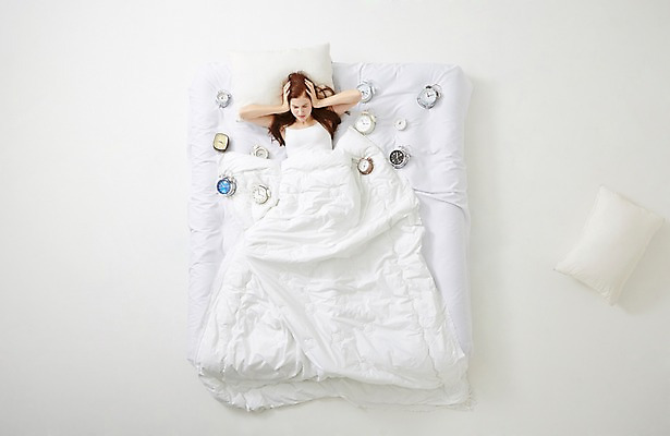 포토 JPG 스튜디오촬영 서양인 외국인 우먼라이프 라이프스타일 여자 베개 모션 휴식 스트레스 실내 한명 사람 상반신 20대 성인 앞모습 하이앵글 눕기 자명종 기상 침대 포근함 편안함 귀막기 청년만 청년여자만 청년여자한명만 성인여자한명만 국내포토 1 뷰포인트 시계 가구 컨셉 침구 인종 손짓 청년 내부 생활 알람 감각 여자만 여자한명만 성인여자만 성인만 파일형식