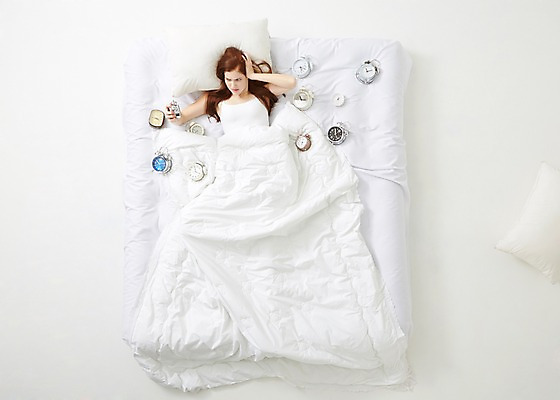 포토 JPG 스튜디오촬영 서양인 외국인 우먼라이프 라이프스타일 여자 베개 모션 휴식 스트레스 실내 한명 사람 상반신 20대 성인 앞모습 하이앵글 눕기 자명종 기상 침대 포근함 편안함 귀막기 청년만 청년여자만 청년여자한명만 성인여자한명만 국내포토 1 뷰포인트 시계 가구 컨셉 침구 인종 손짓 청년 내부 생활 알람 감각 여자만 여자한명만 성인여자만 성인만 파일형식