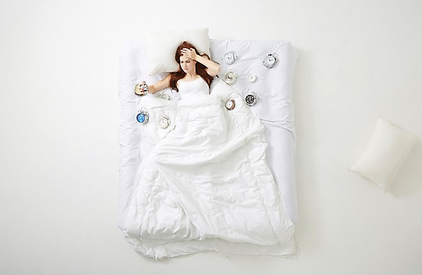 포토 JPG 스튜디오촬영 서양인 외국인 우먼라이프 라이프스타일 여자 베개 모션 휴식 스트레스 실내 한명 사람 상반신 20대 성인 앞모습 하이앵글 눕기 자명종 기상 침대 포근함 편안함 청년만 청년여자만 청년여자한명만 성인여자한명만 국내포토 1 뷰포인트 시계 가구 컨셉 침구 인종 청년 내부 생활 알람 감각 여자만 여자한명만 성인여자만 성인만 파일형식