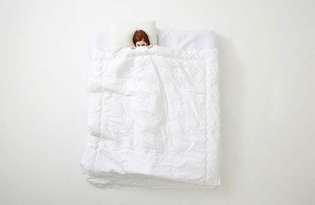 포토 JPG 스튜디오촬영 서양인 외국인 우먼라이프 라이프스타일 여자 베개 모션 휴식 실내 한명 사람 상반신 20대 성인 앞모습 하이앵글 눕기 이불 침대 포근함 편안함 무서움 숨기 청년만 청년여자만 청년여자한명만 성인여자한명만 국내포토 1 감정 뷰포인트 가구 컨셉 침구 인종 청년 내부 생활 감각 여자만 여자한명만 성인여자만 성인만 파일형식