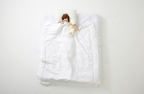 포토 JPG 스튜디오촬영 서양인 외국인 우먼라이프 라이프스타일 여자 인형 베개 안기 모션 휴식 실내 한명 사람 상반신 20대 성인 앞모습 하이앵글 눕기 이불 침대 포근함 편안함 무서움 숨기 청년만 청년여자만 청년여자한명만 성인여자한명만 국내포토 1 감정 뷰포인트 가구 컨셉 침구 인종 청년 내부 생활 감각 여자만 여자한명만 성인여자만 성인만 파일형식