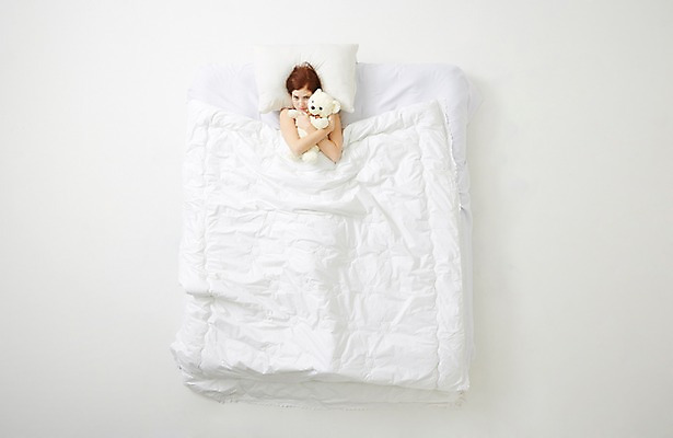 포토 JPG 스튜디오촬영 서양인 외국인 우먼라이프 라이프스타일 여자 인형 베개 안기 모션 휴식 실내 한명 사람 상반신 20대 성인 앞모습 하이앵글 눕기 이불 침대 포근함 편안함 무서움 청년만 청년여자만 청년여자한명만 성인여자한명만 국내포토 1 감정 뷰포인트 가구 컨셉 침구 인종 청년 내부 생활 감각 여자만 여자한명만 성인여자만 성인만 파일형식