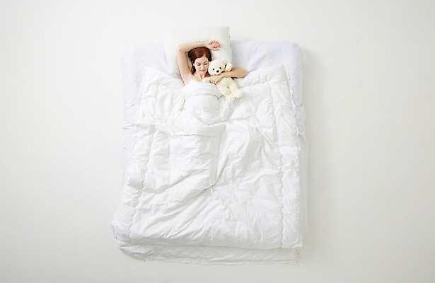 포토 JPG 스튜디오촬영 서양인 외국인 우먼라이프 라이프스타일 여자 베개 안기 모션 휴식 실내 한명 사람 상반신 20대 성인 앞모습 하이앵글 눕기 곰인형 침대 잠 포근함 편안함 청년만 청년여자만 청년여자한명만 성인여자한명만 국내포토 1 인형 뷰포인트 가구 컨셉 침구 인종 청년 내부 생활 감각 여자만 여자한명만 성인여자만 성인만 파일형식