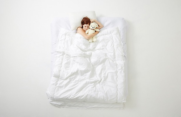 포토 JPG 스튜디오촬영 서양인 외국인 우먼라이프 라이프스타일 여자 베개 안기 모션 휴식 실내 한명 사람 상반신 20대 성인 앞모습 하이앵글 눕기 곰인형 침대 잠 포근함 편안함 청년만 청년여자만 청년여자한명만 성인여자한명만 국내포토 1 인형 뷰포인트 가구 컨셉 침구 인종 청년 내부 생활 감각 여자만 여자한명만 성인여자만 성인만 파일형식