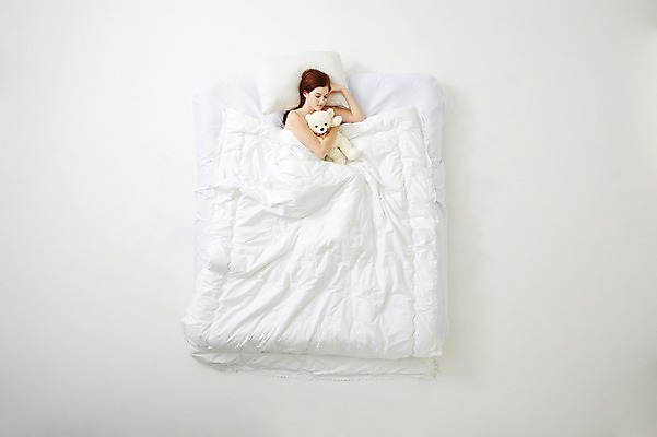 포토 JPG 스튜디오촬영 서양인 외국인 우먼라이프 라이프스타일 여자 베개 안기 모션 휴식 실내 한명 사람 상반신 20대 성인 하이앵글 눕기 곰인형 침대 잠 포근함 편안함 청년만 청년여자만 청년여자한명만 성인여자한명만 국내포토 1 인형 뷰포인트 가구 컨셉 침구 인종 청년 내부 생활 감각 여자만 여자한명만 성인여자만 성인만 파일형식