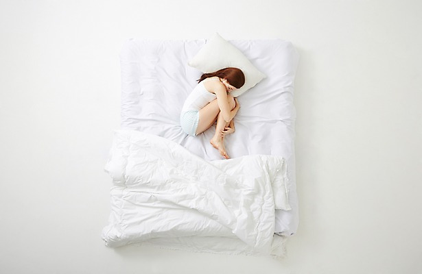 포토 JPG 스튜디오촬영 전신 서양인 외국인 우먼라이프 라이프스타일 여자 베개 모션 휴식 실내 한명 사람 20대 성인 옆모습 하이앵글 눕기 침대 잠 포근함 편안함 청년만 청년여자만 청년여자한명만 성인여자한명만 국내포토 1 뷰포인트 가구 컨셉 침구 인종 청년 내부 생활 감각 여자만 여자한명만 성인여자만 성인만 파일형식