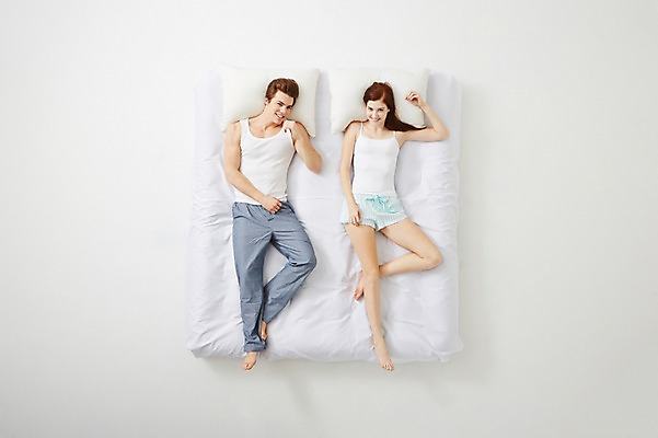 포토 JPG 스튜디오촬영 전신 서양인 외국인 백인 라이프스타일 커플 여자 남자 커플라이프 베개 모션 휴식 실내 사람 20대 성인 두명 앞모습 하이앵글 눕기 침대 포근함 편안함 청년만 성인만 국내포토 뷰포인트 가구 컨셉 관계 침구 인종 청년 내부 생활 감각 파일형식