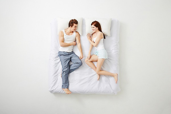 포토 JPG 스튜디오촬영 전신 서양인 외국인 백인 라이프스타일 커플 여자 남자 커플라이프 베개 모션 휴식 실내 사람 20대 성인 두명 앞모습 옆모습 하이앵글 눕기 침대 포근함 편안함 청년만 성인만 국내포토 뷰포인트 가구 컨셉 관계 침구 인종 청년 내부 생활 감각 파일형식