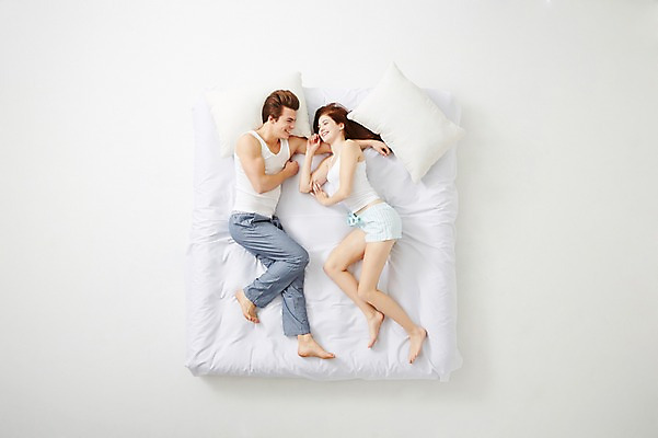 포토 JPG 스튜디오촬영 전신 서양인 외국인 백인 라이프스타일 커플 여자 남자 커플라이프 베개 모션 휴식 실내 미소 사람 20대 성인 두명 하이앵글 눕기 침대 포근함 편안함 청년만 성인만 국내포토 뷰포인트 가구 컨셉 관계 침구 표정 인종 청년 내부 생활 감각 파일형식