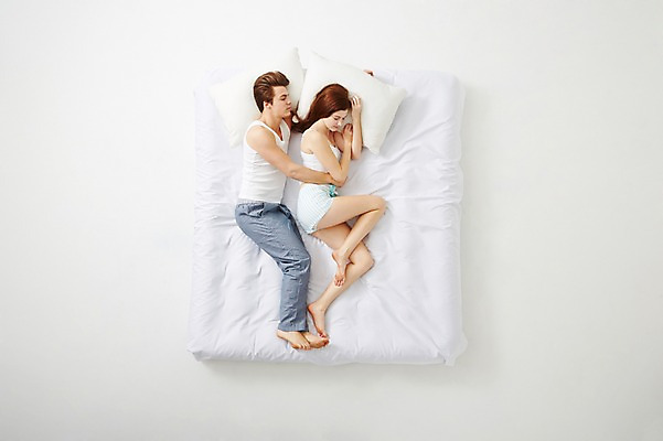 포토 JPG 스튜디오촬영 전신 서양인 외국인 백인 라이프스타일 커플 여자 남자 커플라이프 베개 안기 모션 휴식 실내 사람 20대 성인 두명 옆모습 하이앵글 눕기 침대 잠 포근함 편안함 청년만 성인만 국내포토 뷰포인트 가구 컨셉 관계 침구 인종 청년 내부 생활 감각 파일형식