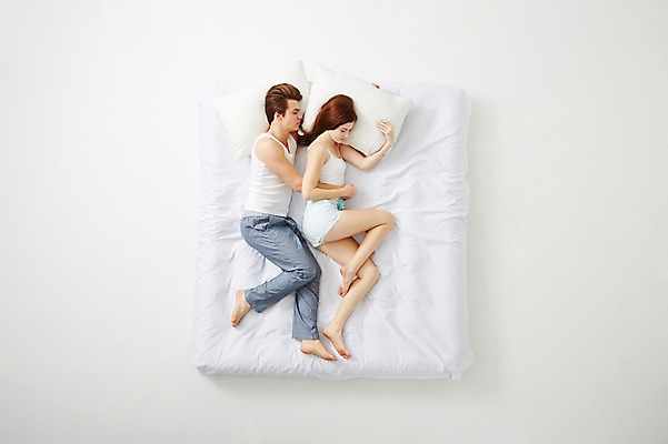 포토 JPG 스튜디오촬영 전신 서양인 외국인 백인 라이프스타일 커플 여자 남자 커플라이프 베개 안기 모션 휴식 실내 사람 20대 성인 두명 옆모습 하이앵글 눕기 침대 잠 포근함 편안함 청년만 성인만 국내포토 뷰포인트 가구 컨셉 관계 침구 인종 청년 내부 생활 감각 파일형식