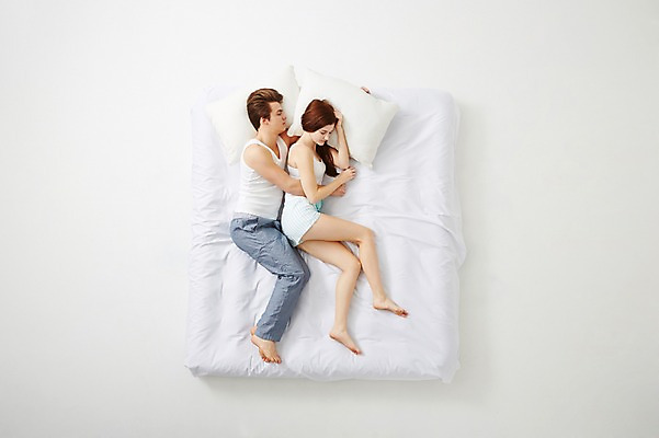 포토 JPG 스튜디오촬영 전신 서양인 외국인 백인 라이프스타일 커플 여자 남자 커플라이프 베개 안기 모션 휴식 실내 사람 20대 성인 두명 옆모습 하이앵글 눕기 침대 잠 포근함 편안함 청년만 성인만 국내포토 뷰포인트 가구 컨셉 관계 침구 인종 청년 내부 생활 감각 파일형식