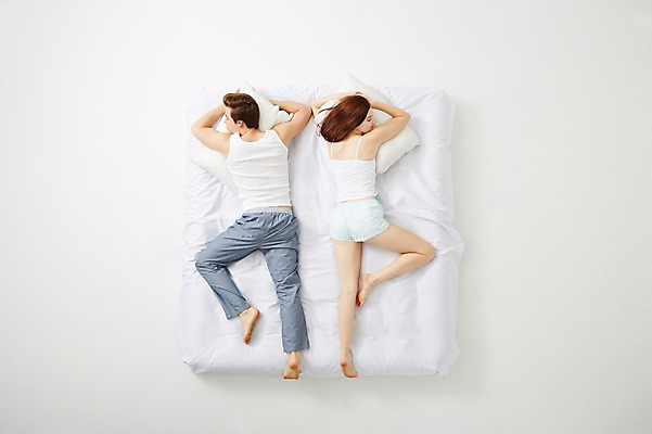 포토 JPG 스튜디오촬영 전신 서양인 외국인 백인 라이프스타일 커플 여자 남자 엎드리기 커플라이프 베개 모션 휴식 실내 사람 20대 성인 두명 뒷모습 하이앵글 침대 잠 포근함 편안함 청년만 성인만 국내포토 뷰포인트 가구 컨셉 관계 침구 인종 청년 내부 생활 감각 파일형식