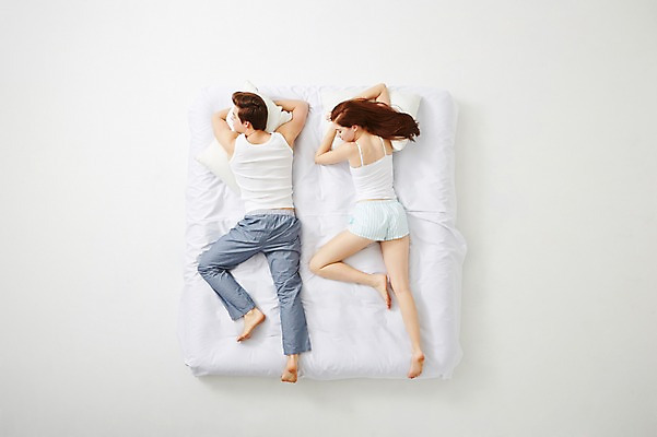 포토 JPG 스튜디오촬영 전신 서양인 외국인 백인 라이프스타일 커플 여자 남자 엎드리기 커플라이프 베개 모션 휴식 실내 사람 20대 성인 두명 뒷모습 하이앵글 침대 잠 포근함 편안함 청년만 성인만 국내포토 뷰포인트 가구 컨셉 관계 침구 인종 청년 내부 생활 감각 파일형식