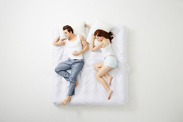 포토 JPG 스튜디오촬영 전신 서양인 외국인 백인 라이프스타일 커플 여자 남자 커플라이프 베개 모션 휴식 실내 사람 20대 성인 두명 옆모습 하이앵글 눕기 침대 잠 포근함 편안함 청년만 성인만 국내포토 뷰포인트 가구 컨셉 관계 침구 인종 청년 내부 생활 감각 파일형식