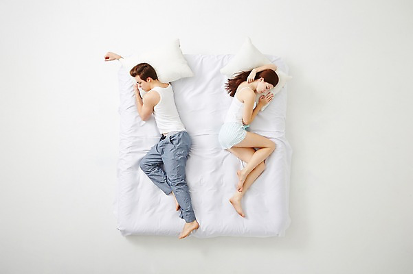 포토 JPG 스튜디오촬영 전신 서양인 외국인 백인 라이프스타일 커플 여자 남자 커플라이프 베개 모션 휴식 실내 사람 20대 성인 두명 옆모습 하이앵글 눕기 등돌리기 침대 잠 포근함 편안함 청년만 성인만 국내포토 뷰포인트 가구 컨셉 관계 침구 인종 청년 내부 생활 감각 파일형식