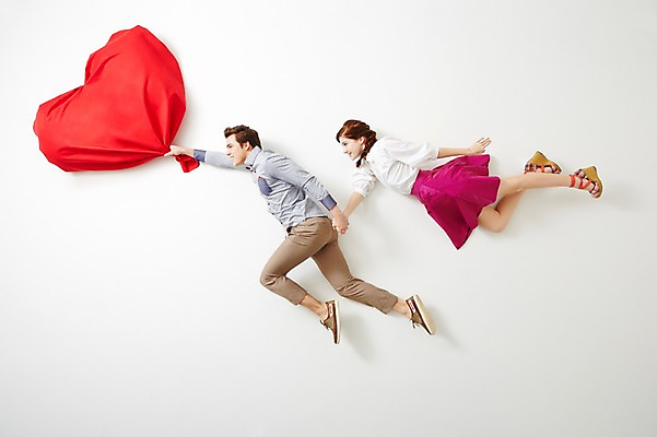 포토 JPG 스튜디오촬영 전신 서양인 외국인 백인 라이프스타일 커플 여자 남자 커플라이프 모션 실내 사람 20대 성인 두명 하이앵글 손잡기 하트 비행 잡기 즐거움 흥분 청년만 성인만 국내포토 모양 감정 뷰포인트 관계 인종 청년 내부 생활 파일형식