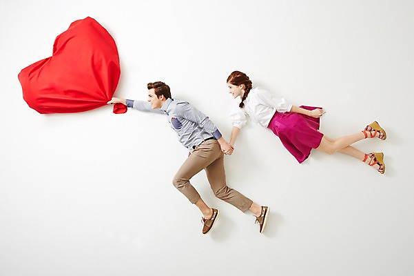 포토 JPG 스튜디오촬영 전신 서양인 외국인 백인 라이프스타일 커플 여자 남자 커플라이프 모션 실내 사람 20대 성인 두명 옆모습 하이앵글 손잡기 하트 비행 잡기 즐거움 흥분 청년만 성인만 국내포토 모양 감정 뷰포인트 관계 인종 청년 내부 생활 파일형식