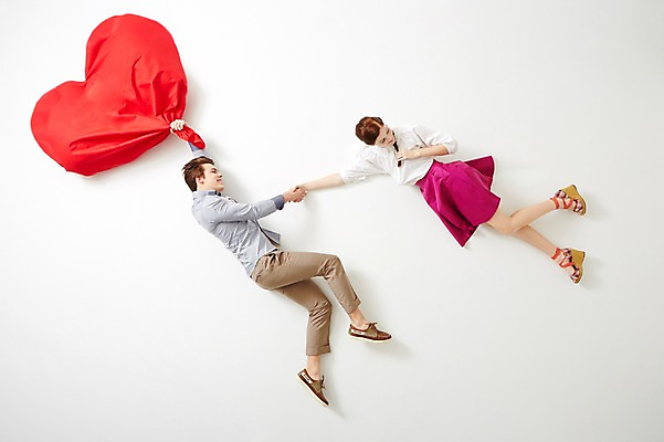 포토 JPG 스튜디오촬영 전신 서양인 외국인 백인 라이프스타일 커플 여자 남자 커플라이프 모션 실내 사람 20대 성인 두명 옆모습 하이앵글 손잡기 하트 비행 잡기 즐거움 흥분 청년만 성인만 국내포토 모양 감정 뷰포인트 관계 인종 청년 내부 생활 파일형식