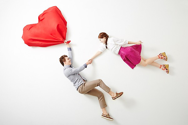 포토 JPG 스튜디오촬영 전신 서양인 외국인 백인 라이프스타일 커플 여자 남자 커플라이프 모션 실내 사람 20대 성인 두명 옆모습 하이앵글 마주보기 손잡기 하트 비행 잡기 즐거움 흥분 청년만 성인만 국내포토 모양 감정 뷰포인트 관계 인종 청년 내부 생활 파일형식