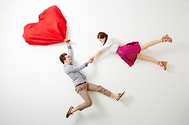 포토 JPG 스튜디오촬영 전신 서양인 외국인 백인 라이프스타일 커플 여자 남자 커플라이프 모션 실내 사람 20대 성인 두명 옆모습 하이앵글 마주보기 손잡기 하트 비행 잡기 즐거움 흥분 청년만 성인만 국내포토 모양 감정 뷰포인트 관계 인종 청년 내부 생활 파일형식