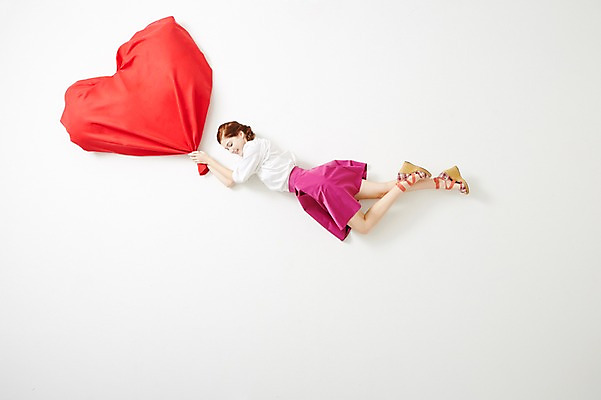 포토 JPG 스튜디오촬영 전신 서양인 외국인 우먼라이프 라이프스타일 여자 모션 실내 한명 사람 20대 성인 옆모습 하이앵글 하트 비행 잡기 즐거움 흥분 청년만 청년여자만 청년여자한명만 성인여자한명만 국내포토 모양 1 감정 뷰포인트 인종 청년 내부 생활 여자만 여자한명만 성인여자만 성인만 파일형식