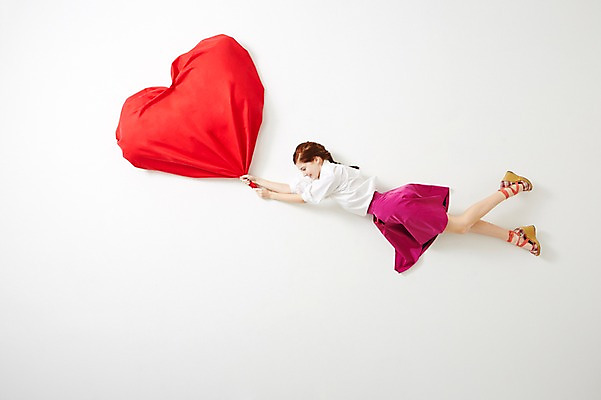 포토 JPG 스튜디오촬영 전신 서양인 외국인 우먼라이프 라이프스타일 여자 모션 실내 한명 사람 20대 성인 옆모습 하이앵글 하트 비행 잡기 즐거움 흥분 청년만 청년여자만 청년여자한명만 성인여자한명만 국내포토 모양 1 감정 뷰포인트 인종 청년 내부 생활 여자만 여자한명만 성인여자만 성인만 파일형식