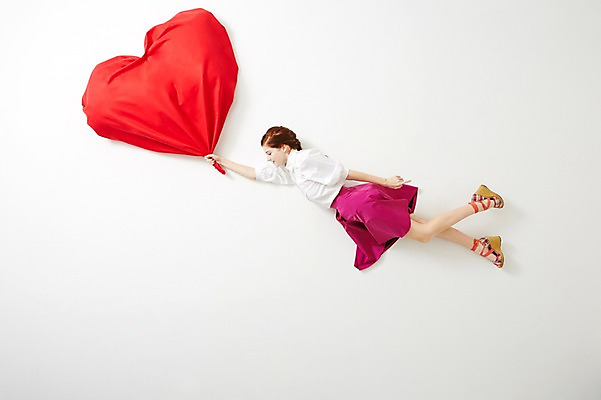 포토 JPG 스튜디오촬영 전신 서양인 외국인 우먼라이프 라이프스타일 여자 모션 실내 한명 사람 20대 성인 옆모습 하이앵글 하트 비행 잡기 즐거움 흥분 청년만 청년여자만 청년여자한명만 성인여자한명만 국내포토 모양 1 감정 뷰포인트 인종 청년 내부 생활 여자만 여자한명만 성인여자만 성인만 파일형식