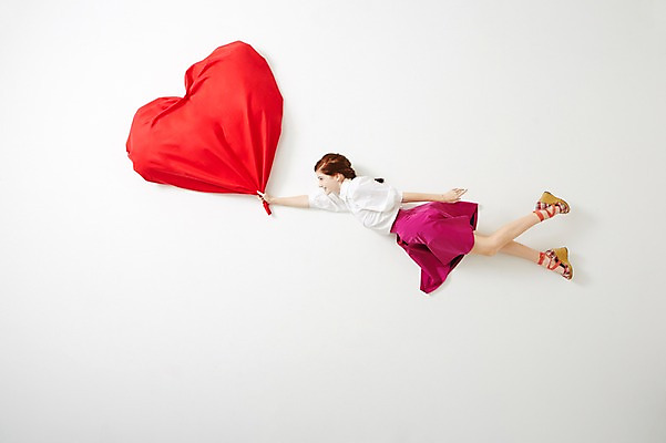 포토 JPG 스튜디오촬영 전신 서양인 외국인 우먼라이프 라이프스타일 여자 모션 실내 한명 사람 20대 성인 옆모습 하이앵글 하트 비행 잡기 즐거움 흥분 청년만 청년여자만 청년여자한명만 성인여자한명만 국내포토 모양 1 감정 뷰포인트 인종 청년 내부 생활 여자만 여자한명만 성인여자만 성인만 파일형식