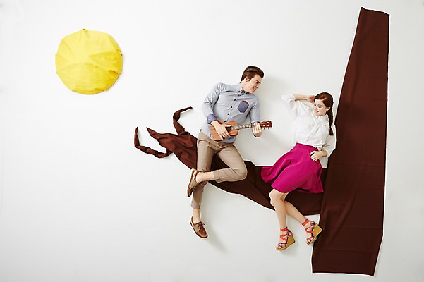 포토 JPG 스튜디오촬영 전신 서양인 외국인 나무 백인 라이프스타일 커플 여자 남자 악기 커플라이프 연주 데이트 모션 실내 들기 사람 앉기 20대 성인 두명 앞모습 하이앵글 보름달 달 우쿨렐레 청년만 성인만 국내포토 자연요소 식물 음악 뷰포인트 관계 현악기 인종 청년 내부 생활 파일형식