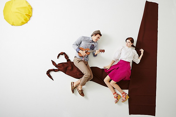 포토 JPG 스튜디오촬영 전신 서양인 외국인 나무 백인 라이프스타일 커플 여자 남자 악기 커플라이프 연주 데이트 모션 실내 들기 사람 앉기 20대 성인 두명 앞모습 하이앵글 보름달 달 우쿨렐레 청년만 성인만 국내포토 자연요소 식물 음악 뷰포인트 관계 현악기 인종 청년 내부 생활 파일형식