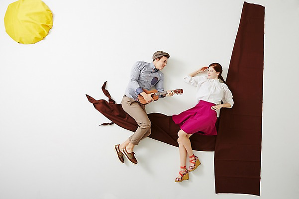 포토 JPG 스튜디오촬영 전신 서양인 외국인 나무 백인 라이프스타일 커플 여자 남자 악기 커플라이프 연주 데이트 모션 실내 들기 사람 앉기 20대 성인 두명 앞모습 하이앵글 보름달 달 우쿨렐레 청년만 성인만 국내포토 자연요소 식물 음악 뷰포인트 관계 현악기 인종 청년 내부 생활 파일형식