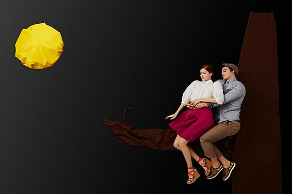 포토 JPG 스튜디오촬영 전신 서양인 외국인 나무 백인 라이프스타일 커플 여자 남자 커플라이프 데이트 안기 모션 실내 사람 앉기 20대 성인 두명 옆모습 하이앵글 어둠 보름달 달 잠 청년만 성인만 국내포토 자연요소 식물 뷰포인트 관계 인종 청년 내부 생활 파일형식