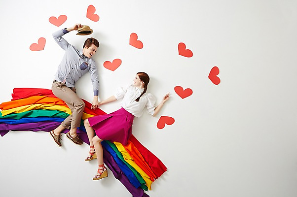 포토 JPG 스튜디오촬영 전신 서양인 외국인 백인 모자 라이프스타일 커플 여자 남자 커플라이프 무지개 데이트 모션 실내 들기 사람 앉기 20대 성인 두명 옆모습 하이앵글 손잡기 하트 청년만 성인만 국내포토 자연요소 모양 잡화 뷰포인트 관계 인종 청년 내부 생활 파일형식