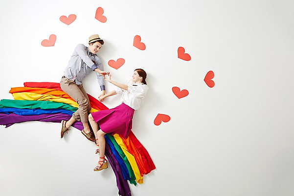 포토 JPG 스튜디오촬영 전신 서양인 외국인 백인 모자 라이프스타일 커플 여자 남자 커플라이프 무지개 데이트 모션 실내 미소 사람 앉기 손짓 20대 성인 두명 하이앵글 손잡기 하트 청년만 성인만 국내포토 자연요소 모양 잡화 뷰포인트 관계 표정 인종 청년 내부 생활 파일형식