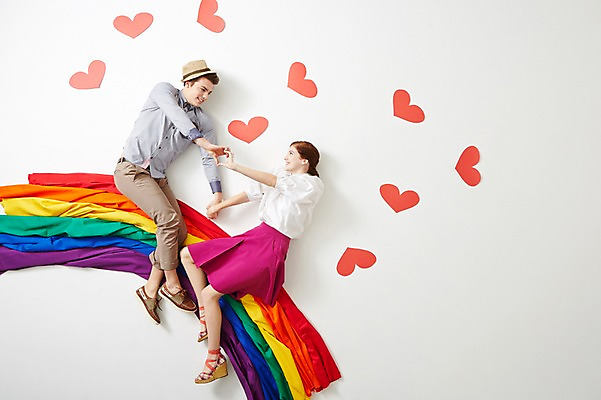 포토 JPG 스튜디오촬영 전신 서양인 외국인 백인 모자 라이프스타일 커플 여자 남자 커플라이프 무지개 데이트 모션 실내 미소 사람 앉기 20대 성인 두명 옆모습 하이앵글 손잡기 하트 청년만 성인만 국내포토 자연요소 모양 잡화 뷰포인트 관계 표정 인종 청년 내부 생활 파일형식