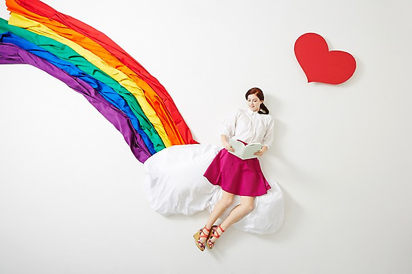 포토 JPG 스튜디오촬영 전신 서양인 외국인 구름 우먼라이프 라이프스타일 여자 무지개 모션 실내 한명 들기 사람 앉기 20대 성인 앞모습 책 하이앵글 독서 하트 읽기 청년만 청년여자만 청년여자한명만 성인여자한명만 국내포토 자연요소 모양 1 뷰포인트 인종 청년 내부 생활 여자만 여자한명만 성인여자만 성인만 파일형식