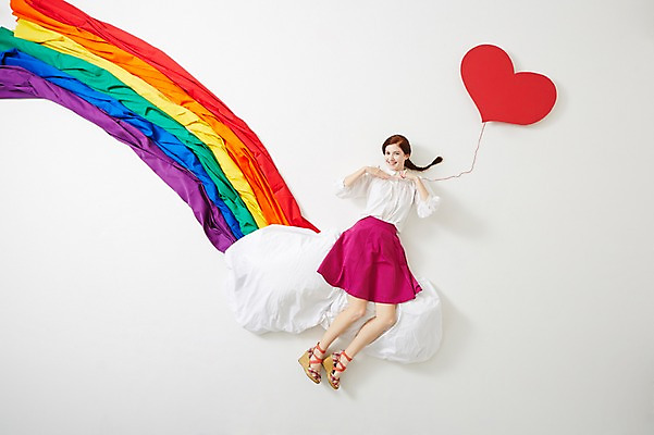 포토 JPG 스튜디오촬영 전신 서양인 외국인 구름 우먼라이프 라이프스타일 여자 무지개 모션 실내 한명 미소 들기 사람 앉기 20대 성인 앞모습 하이앵글 하트 청년만 청년여자만 청년여자한명만 성인여자한명만 국내포토 자연요소 모양 1 뷰포인트 표정 인종 청년 내부 생활 여자만 여자한명만 성인여자만 성인만 파일형식