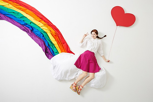 포토 JPG 스튜디오촬영 전신 서양인 외국인 구름 우먼라이프 라이프스타일 여자 무지개 모션 실내 한명 미소 들기 사람 앉기 손짓 20대 성인 앞모습 하이앵글 하트 브이 청년만 청년여자만 청년여자한명만 성인여자한명만 국내포토 자연요소 모양 1 뷰포인트 표정 인종 청년 내부 생활 여자만 여자한명만 성인여자만 성인만 파일형식