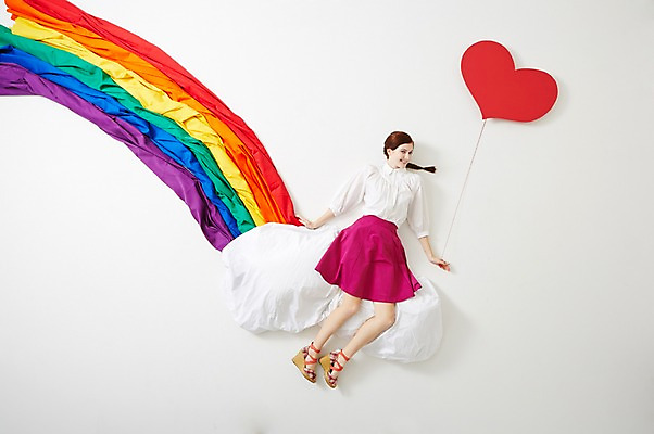 포토 JPG 스튜디오촬영 전신 서양인 외국인 구름 우먼라이프 라이프스타일 여자 무지개 모션 실내 한명 들기 사람 앉기 20대 성인 앞모습 하이앵글 하트 청년만 청년여자만 청년여자한명만 성인여자한명만 국내포토 자연요소 모양 1 뷰포인트 인종 청년 내부 생활 여자만 여자한명만 성인여자만 성인만 파일형식