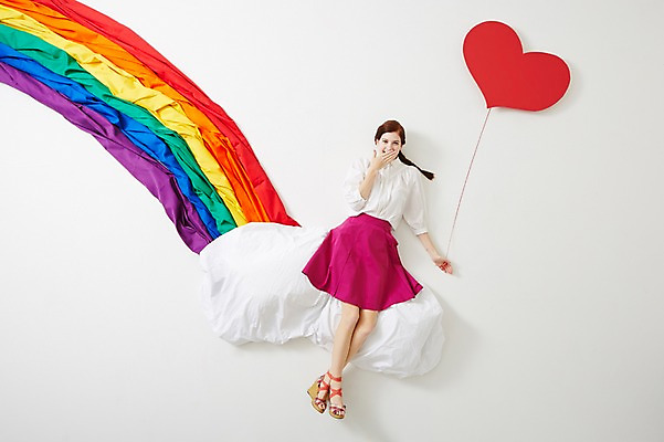 포토 JPG 스튜디오촬영 전신 서양인 외국인 구름 우먼라이프 라이프스타일 여자 무지개 모션 실내 한명 미소 들기 사람 앉기 손짓 20대 성인 앞모습 하이앵글 하트 가림 청년만 청년여자만 청년여자한명만 성인여자한명만 국내포토 자연요소 모양 1 뷰포인트 표정 인종 청년 내부 생활 여자만 여자한명만 성인여자만 성인만 파일형식