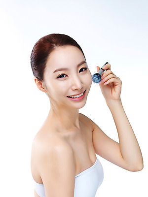 포토 JPG 스튜디오촬영 우먼라이프 라이프스타일 여자 모션 실내 한명 미소 들기 사람 상반신 20대 성인 옆모습 화장 뷰티 한국인 붓 변화 매끈함 과정 의료성형뷰티 청년만 청년여자만 청년여자한명만 성인여자한명만 국내포토 1 뷰포인트 컨셉 표정 동양인 청년 내부 생활 감각 여자만 여자한명만 성인여자만 성인만 파일형식