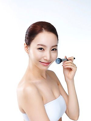 포토 JPG 스튜디오촬영 우먼라이프 라이프스타일 여자 모션 실내 한명 미소 들기 사람 상반신 20대 성인 옆모습 화장 뷰티 한국인 붓 변화 매끈함 과정 의료성형뷰티 청년만 청년여자만 청년여자한명만 성인여자한명만 국내포토 1 뷰포인트 컨셉 표정 동양인 청년 내부 생활 감각 여자만 여자한명만 성인여자만 성인만 파일형식