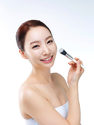 포토 JPG 스튜디오촬영 우먼라이프 라이프스타일 여자 모션 실내 한명 미소 들기 사람 상반신 20대 성인 옆모습 화장 뷰티 한국인 붓 변화 매끈함 과정 의료성형뷰티 청년만 청년여자만 청년여자한명만 성인여자한명만 국내포토 1 뷰포인트 컨셉 표정 동양인 청년 내부 생활 감각 여자만 여자한명만 성인여자만 성인만 파일형식