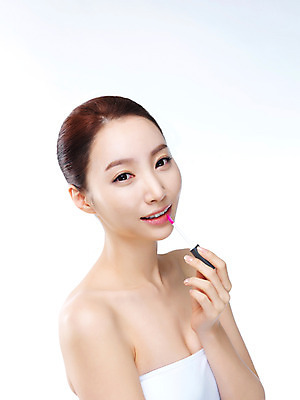 포토 JPG 스튜디오촬영 우먼라이프 라이프스타일 여자 모션 실내 한명 미소 들기 사람 상반신 20대 성인 옆모습 화장 뷰티 한국인 변화 매끈함 바르기 과정 틴트 의료성형뷰티 청년만 청년여자만 청년여자한명만 성인여자한명만 국내포토 1 뷰포인트 컨셉 표정 동양인 청년 내부 생활 화장품 감각 여자만 여자한명만 성인여자만 성인만 파일형식