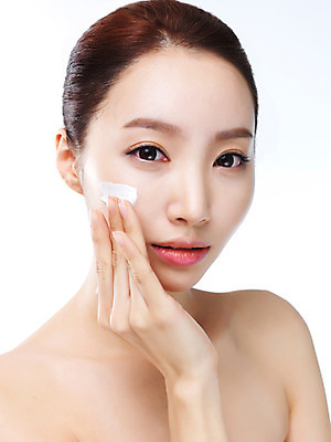 포토 JPG 스튜디오촬영 우먼라이프 라이프스타일 여자 모션 실내 한명 미소 사람 손짓 상반신 20대 성인 앞모습 화장 뷰티 한국인 변화 매끈함 바르기 로션 과정 의료성형뷰티 청년만 청년여자만 청년여자한명만 성인여자한명만 국내포토 1 뷰포인트 컨셉 표정 동양인 청년 내부 생활 화장품 감각 여자만 여자한명만 성인여자만 성인만 파일형식